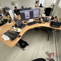 Lote 043 - Escritorio en escuadra con estructura metálica y cubierta con orificio para cable - Imagen 11