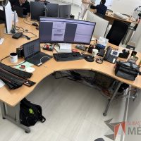 Lote 043 - Escritorio en escuadra con estructura metálica y cubierta con orificio para cable - Imagen 10