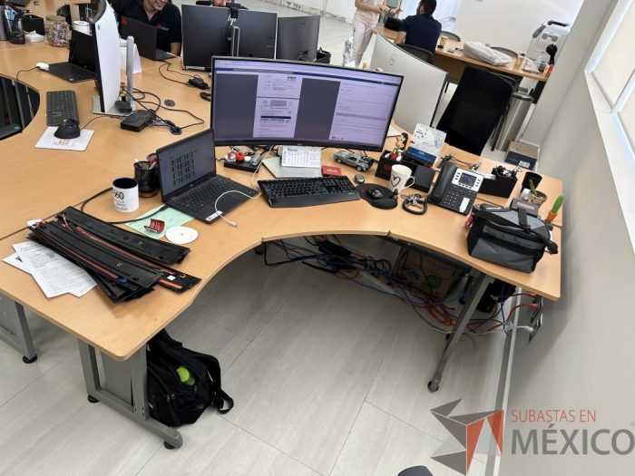 Lote 043 - Escritorio en escuadra con estructura metálica y cubierta con orificio para cable - Imagen 10