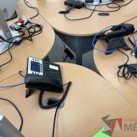 Lote 043 - Escritorio en escuadra con estructura metálica y cubierta con orificio para cable - Imagen 9