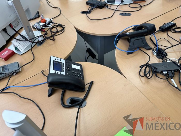 Lote 043 - Escritorio en escuadra con estructura metálica y cubierta con orificio para cable - Imagen 9