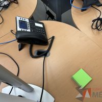 Lote 043 - Escritorio en escuadra con estructura metálica y cubierta con orificio para cable - Imagen 8