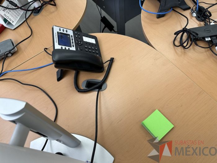 Lote 043 - Escritorio en escuadra con estructura metálica y cubierta con orificio para cable - Imagen 8