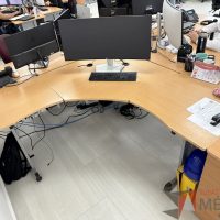Lote 043 - Escritorio en escuadra con estructura metálica y cubierta con orificio para cable - Imagen 7