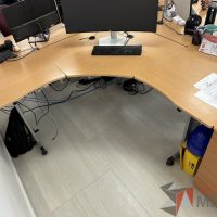 Lote 043 - Escritorio en escuadra con estructura metálica y cubierta con orificio para cable - Imagen 6