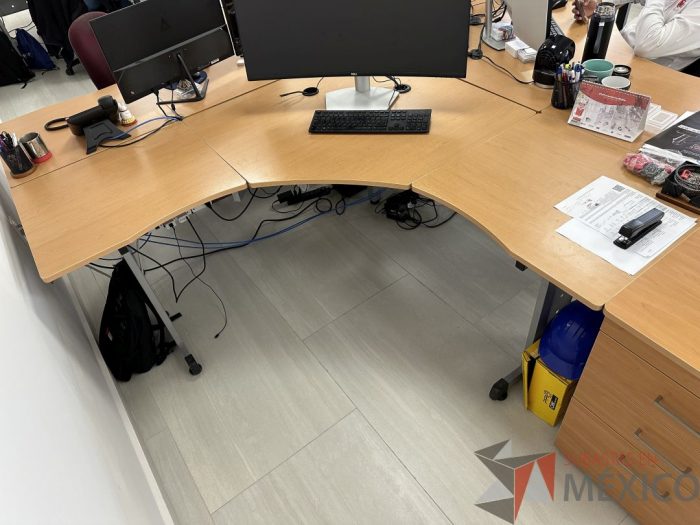Lote 043 - Escritorio en escuadra con estructura metálica y cubierta con orificio para cable - Imagen 6