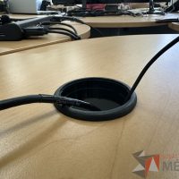 Lote 043 - Escritorio en escuadra con estructura metálica y cubierta con orificio para cable - Imagen 5