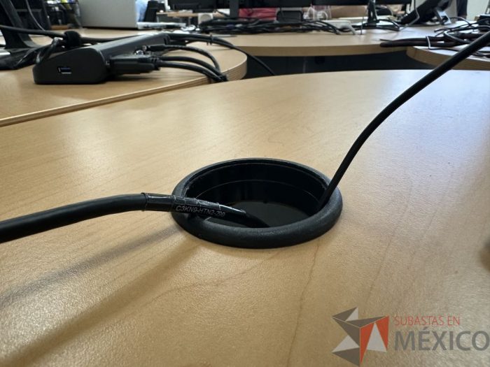 Lote 043 - Escritorio en escuadra con estructura metálica y cubierta con orificio para cable - Imagen 5