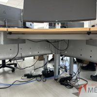 Lote 043 - Escritorio en escuadra con estructura metálica y cubierta con orificio para cable - Imagen 4