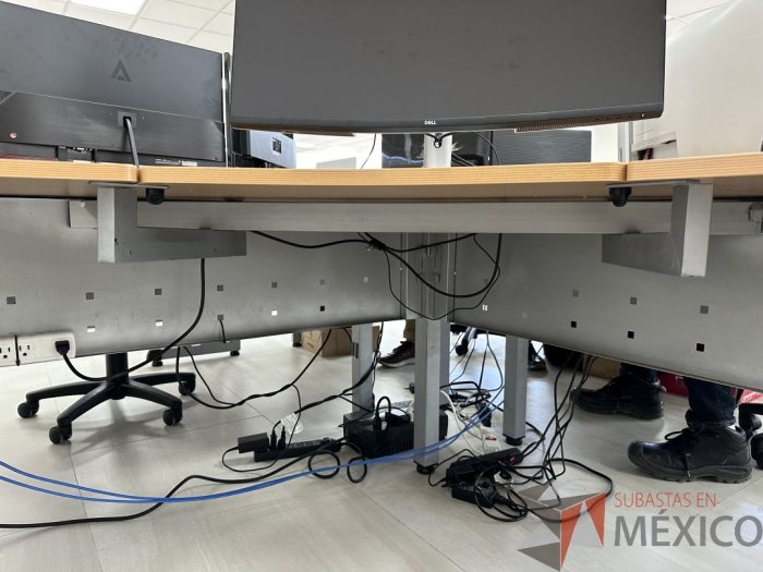 Lote 043 - Escritorio en escuadra con estructura metálica y cubierta con orificio para cable - Imagen 4