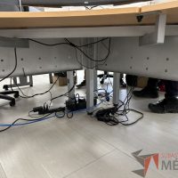 Lote 043 - Escritorio en escuadra con estructura metálica y cubierta con orificio para cable - Imagen 3