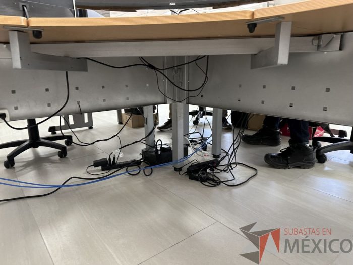 Lote 043 - Escritorio en escuadra con estructura metálica y cubierta con orificio para cable - Imagen 3