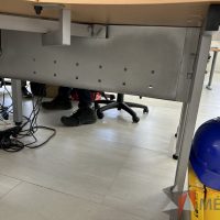 Lote 043 - Escritorio en escuadra con estructura metálica y cubierta con orificio para cable - Imagen 2