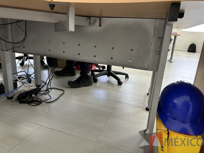 Lote 043 - Escritorio en escuadra con estructura metálica y cubierta con orificio para cable - Imagen 2