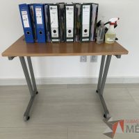 Lote 039 - 2 Escritorios con estructura metálica y cubierta con orificio para cable