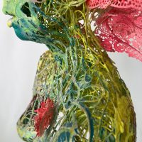 Lote 006 - María Santamaría - Ninfa hipersensible - Escultura aérea. Resina pigmentada con hilo de polipropileno y encaje - Imagen 2