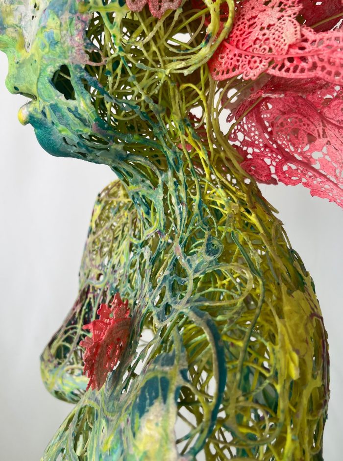 Lote 006 - María Santamaría - Ninfa hipersensible - Escultura aérea. Resina pigmentada con hilo de polipropileno y encaje - Imagen 2