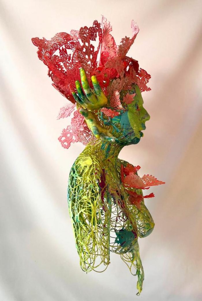 Lote 006 - María Santamaría - Ninfa hipersensible - Escultura aérea. Resina pigmentada con hilo de polipropileno y encaje - Imagen 4