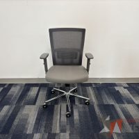 Lote 033 - 2 Sillas operativas con ruedas, descansabrazos, respaldo en malla y asiento en tela - Imagen 2