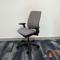 Lote 013 - 2 Sillas operativas con ruedas, descansabrazos, asiento y respaldo en tela - Imagen 2
