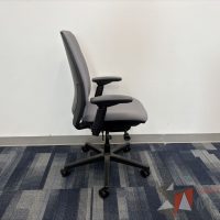 Lote 013 - 2 Sillas operativas con ruedas, descansabrazos, asiento y respaldo en tela - Imagen 4