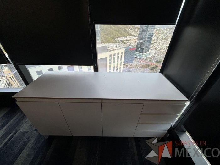 Lote 001 - Credenza con 4 cajones y 3 puertas - Imagen 3