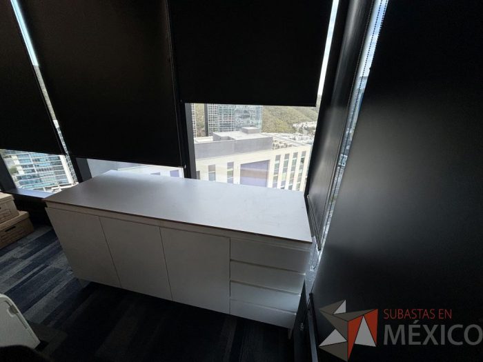 Lote 001 - Credenza con 4 cajones y 3 puertas - Imagen 5
