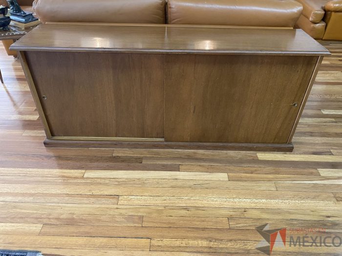 Lote 023 - Mueble tipo bar con espacio para copas y bebidas