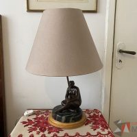 Lote 030 - Lámpara con escultura