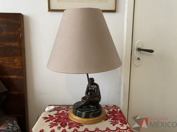 Lote 030 - Lámpara con escultura