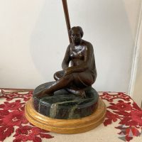 Lote 030 - Lámpara con escultura - Imagen 2