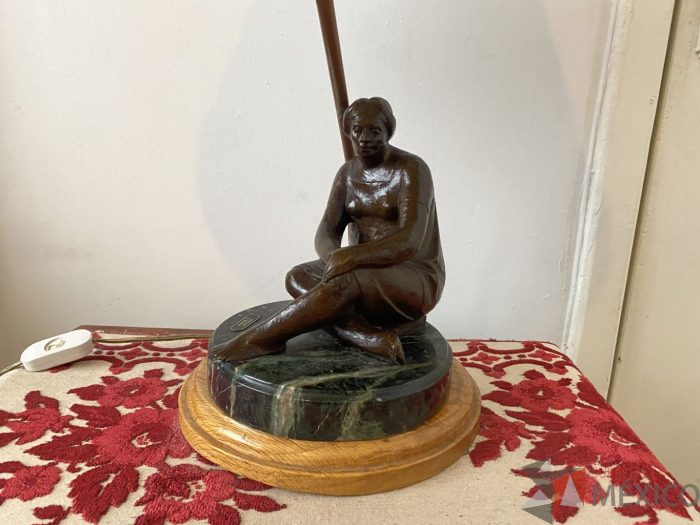 Lote 030 - Lámpara con escultura - Imagen 2