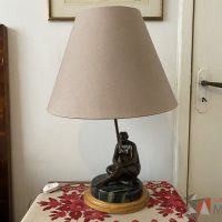 Lote 030 - Lámpara con escultura - Imagen 4