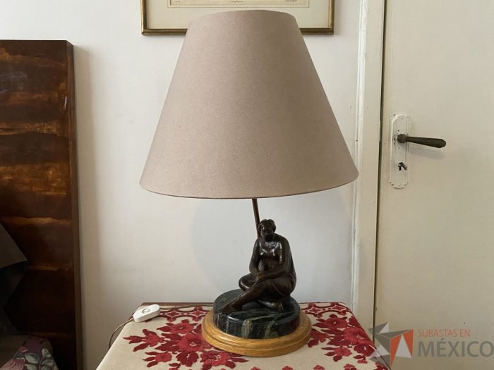 Lote 030 - Lámpara con escultura - Imagen 4