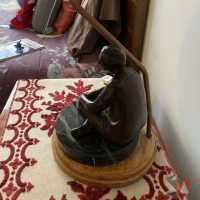 Lote 030 - Lámpara con escultura - Imagen 5