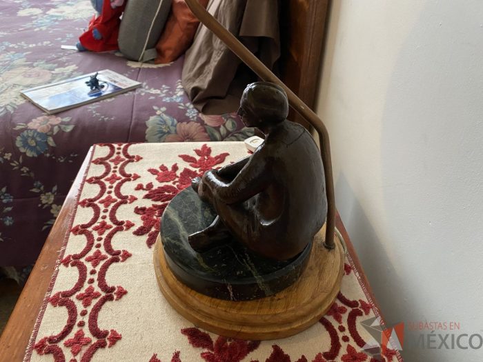 Lote 030 - Lámpara con escultura - Imagen 5