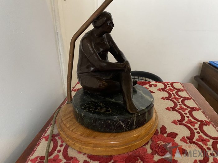 Lote 030 - Lámpara con escultura - Imagen 9