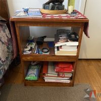 Lote 036 - Mesa de madera con un entrepaño