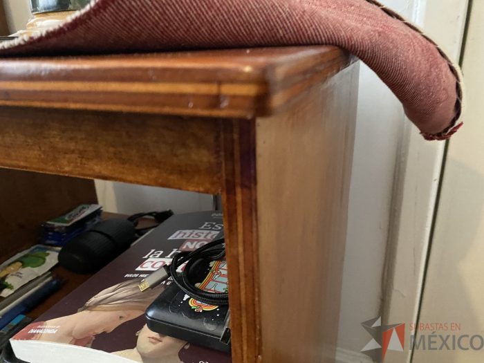 Lote 036 - Mesa de madera con un entrepaño - Imagen 2