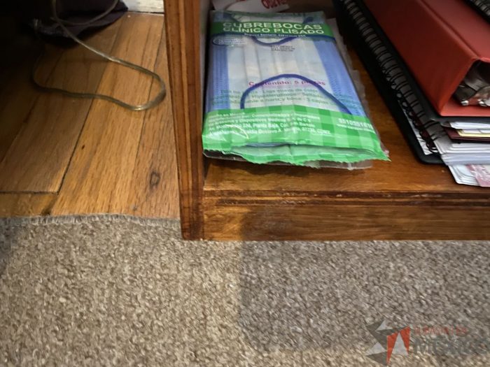 Lote 036 - Mesa de madera con un entrepaño - Imagen 4