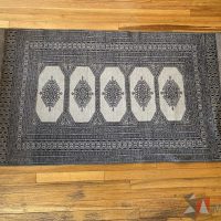 Lote 035 - Tapete con motivos decorativos persas en tonos grises