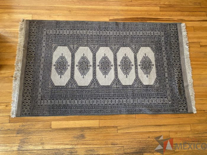 Lote 035 - Tapete con motivos decorativos persas en tonos grises