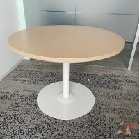 Lote 019 - Mesa para entrevistas con una base metálica blanca y cubierta color café