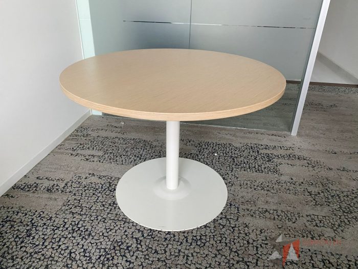 Lote 019 - Mesa para entrevistas con una base metálica blanca y cubierta color café