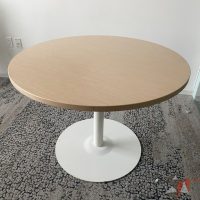 Lote 019 - Mesa para entrevistas con una base metálica blanca y cubierta color café - Imagen 4