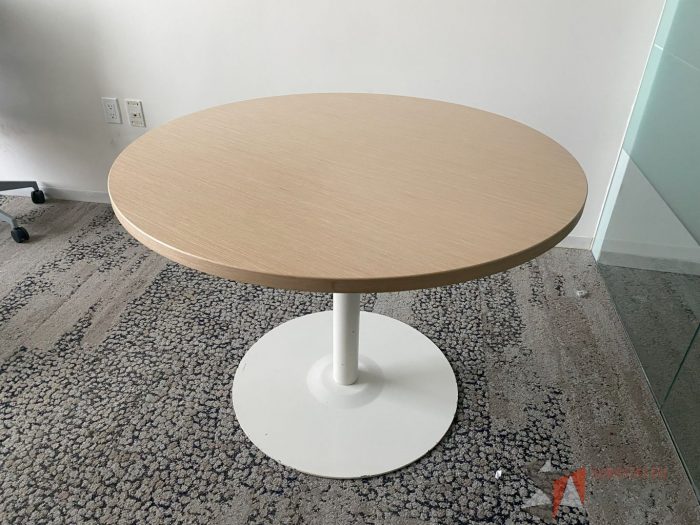 Lote 019 - Mesa para entrevistas con una base metálica blanca y cubierta color café - Imagen 4