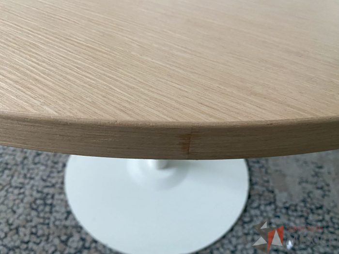 Lote 019 - Mesa para entrevistas con una base metálica blanca y cubierta color café - Imagen 5