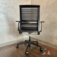 Lote 002 - 2 Sillas operativas con ruedas, descansabrazos, respaldo en malla y asiento en tela - Imagen 3