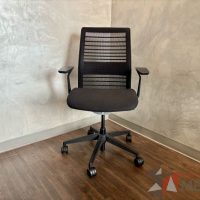 Lote 002 - 2 Sillas operativas con ruedas, descansabrazos, respaldo en malla y asiento en tela