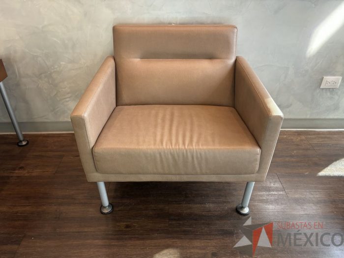 Lote 026 - Sillón en piel color café
